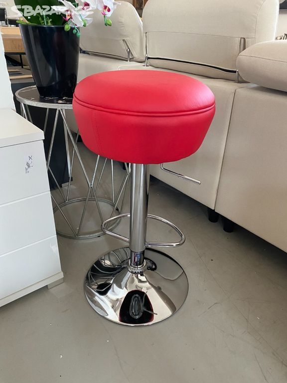barová stolička v červeném provedení
