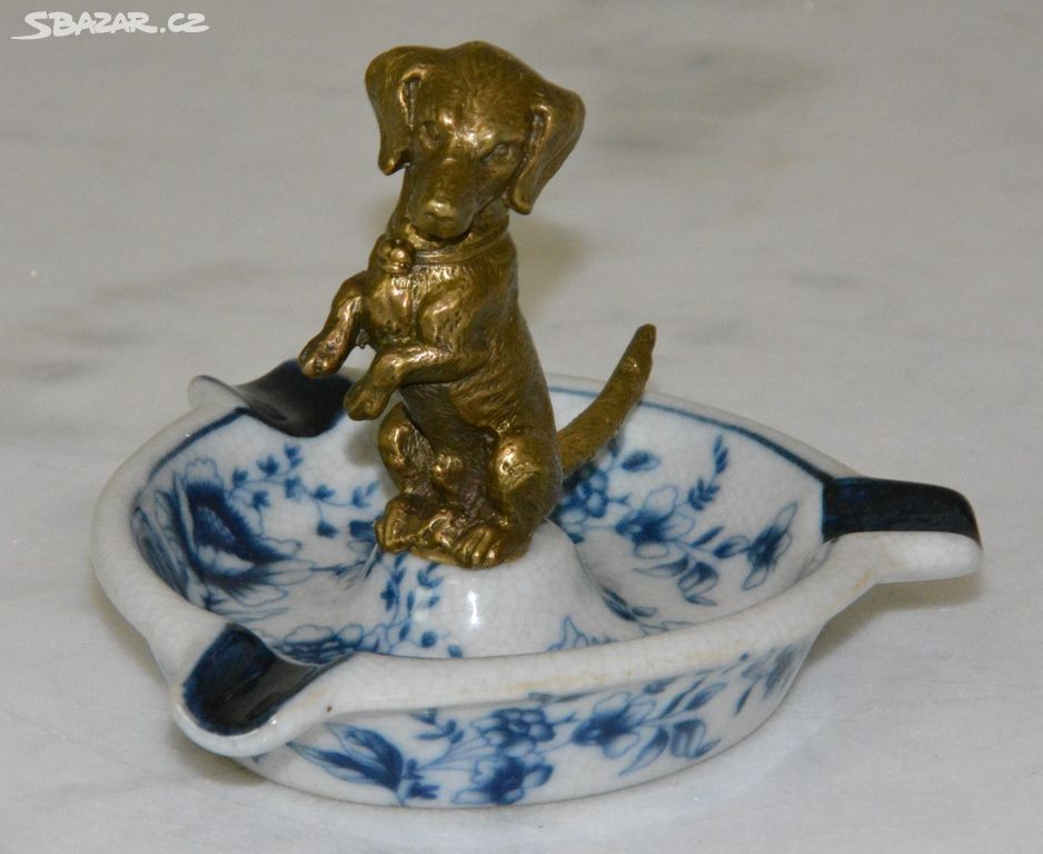 Porcelánový popelník s bronzovou soškou psa