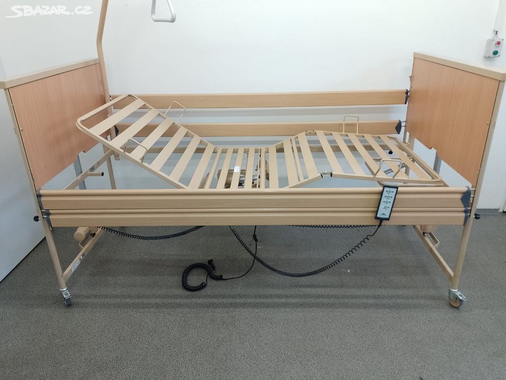 Polohovací postel  včetně hrazdy doprava celé Čr