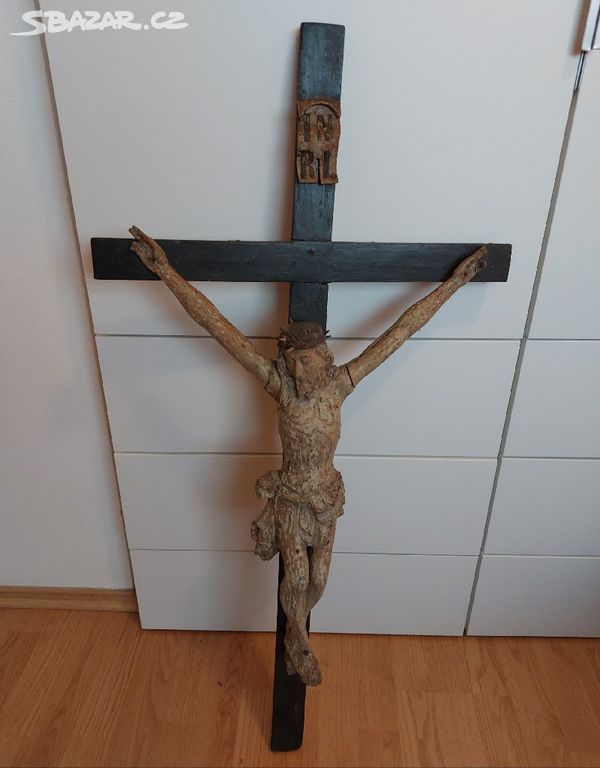 Starý dřevěný kříž s Ježíšem