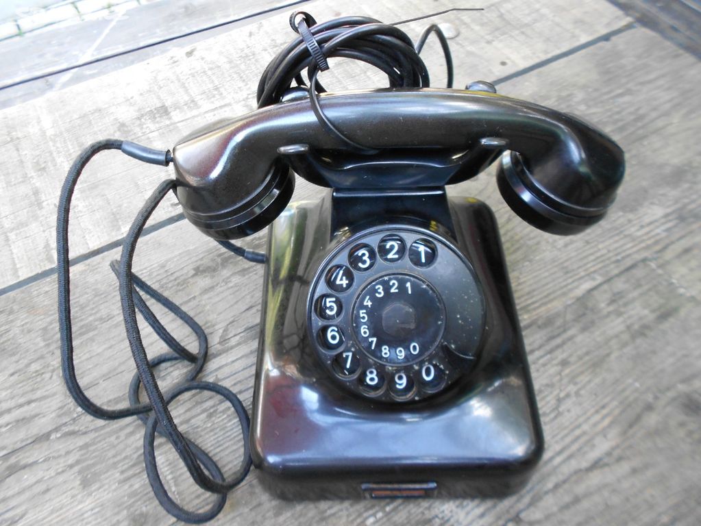 Starožitný telefon Německo k dekoraci.