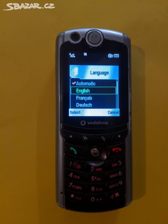 Motorola E770V - kompaktní tlačítkový mobil