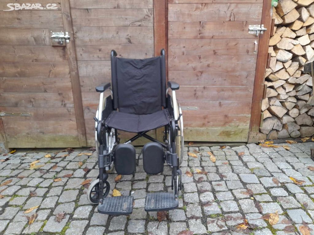 Invalidní vozík s polohovacima podnožkama