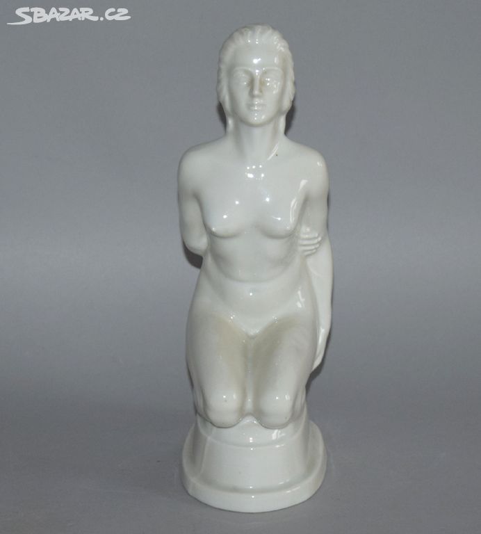 stará plastika akt žena klečící porcelán