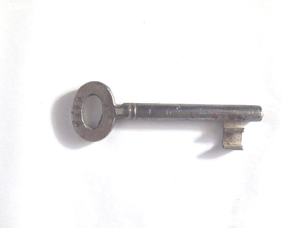 B022_ Klíč, dveřní zámek