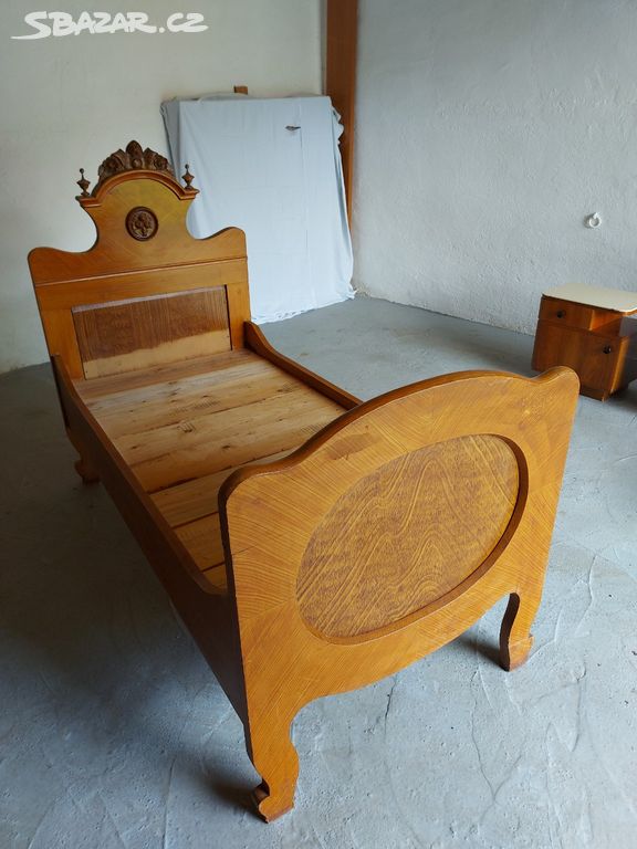 Starožitný nábytek - postel