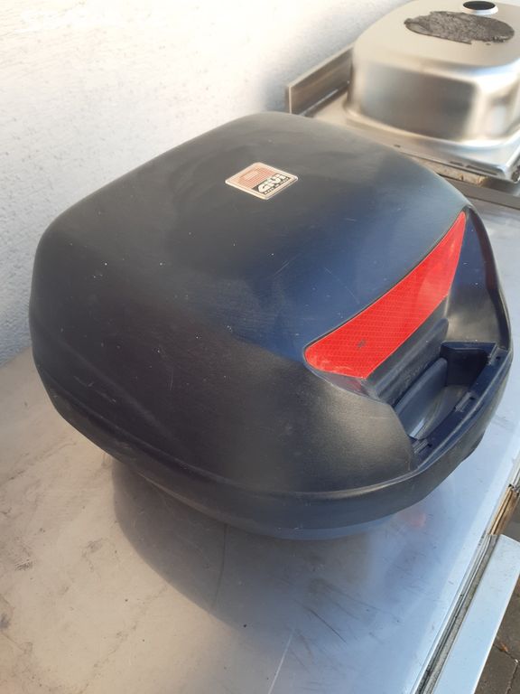 Kufr na moto na helmu