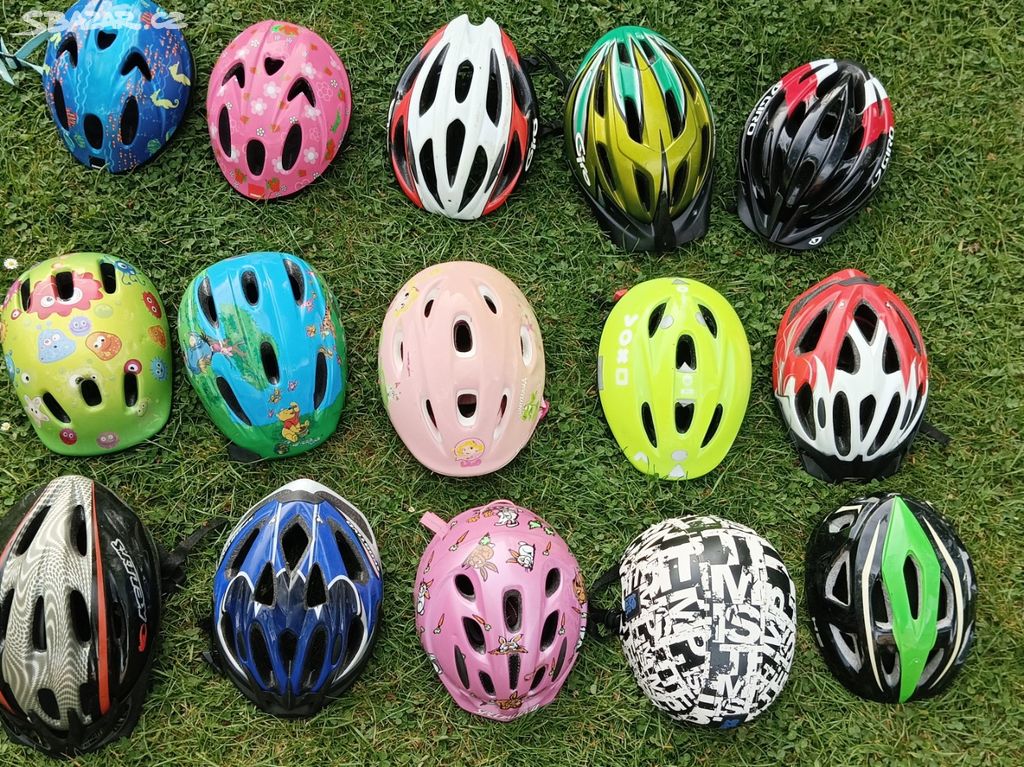 cyklistické helmy různé horní řada modrá (v zadu p