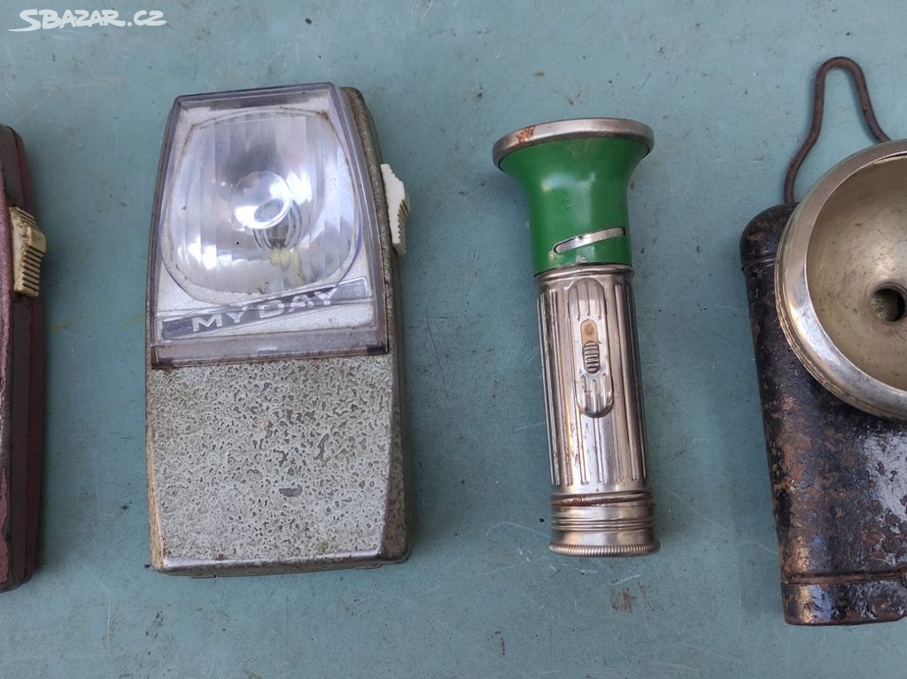 Staré bateriové svítilny.
