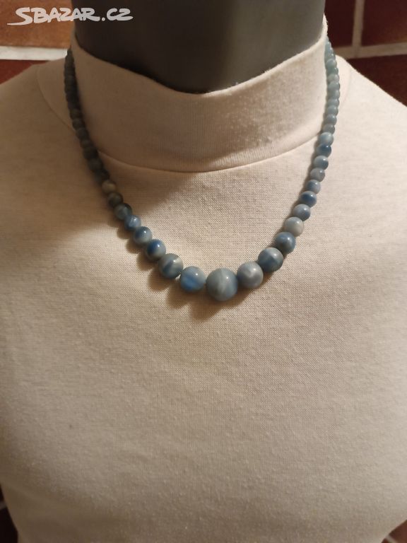 Modrý starý náhrdelník.