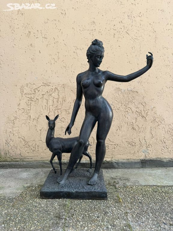 Diana bohyně lovu - bronzová socha 130 cm
