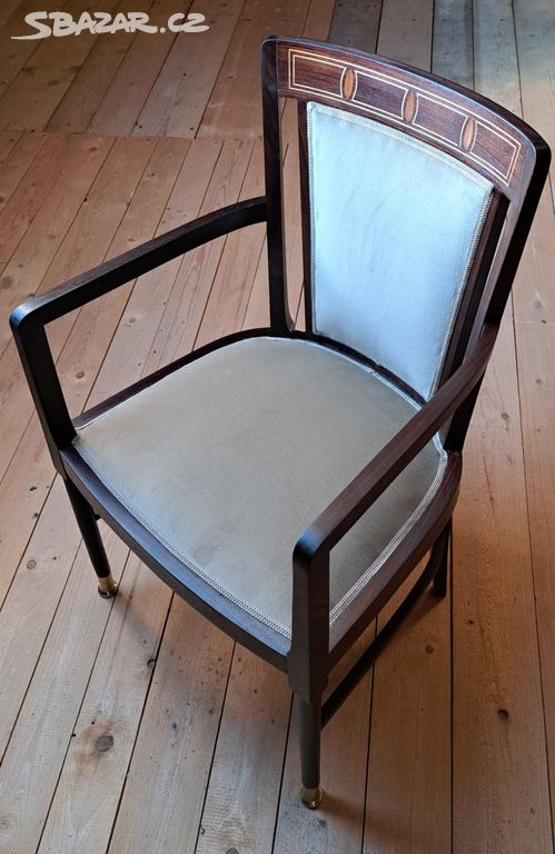 Restaurované dřevěné židle a křesla