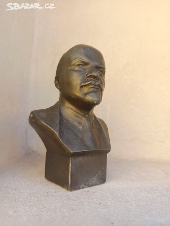 Stará dobová bysta V. I. Lenina