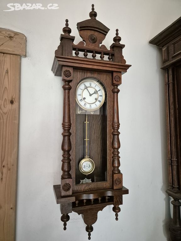 Zajímavé dubové nástěnné hodiny - funkční