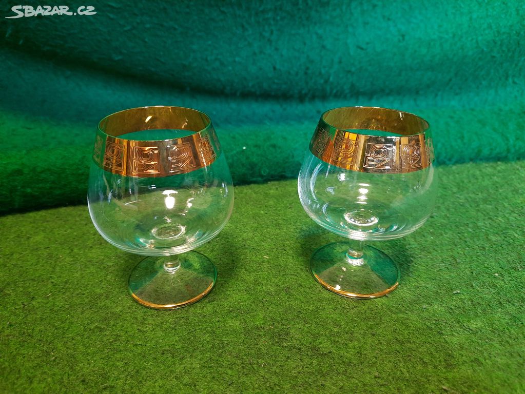 Dva skleněné panáky s výrazným zlatým okrajem