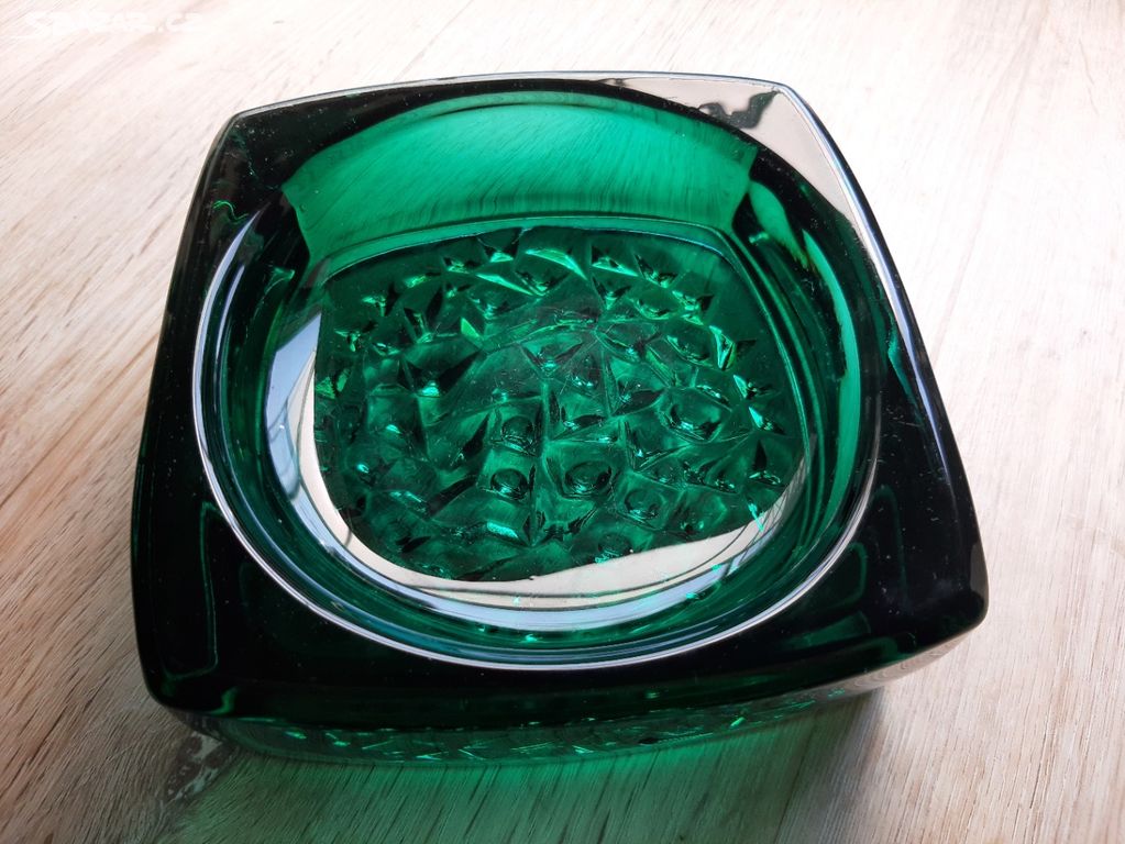 Smaragdový popelník z lisovaného skla - R. Jurnikl