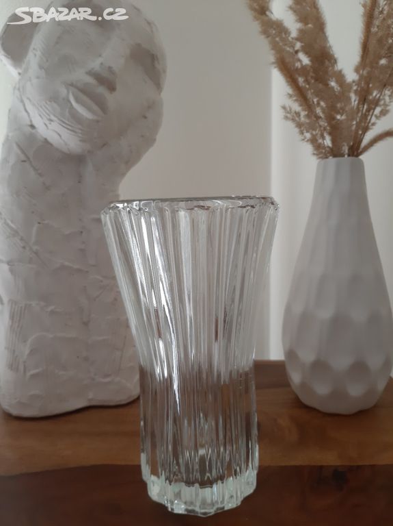Krásná váza z lisovaného skla - Jan Schmid
