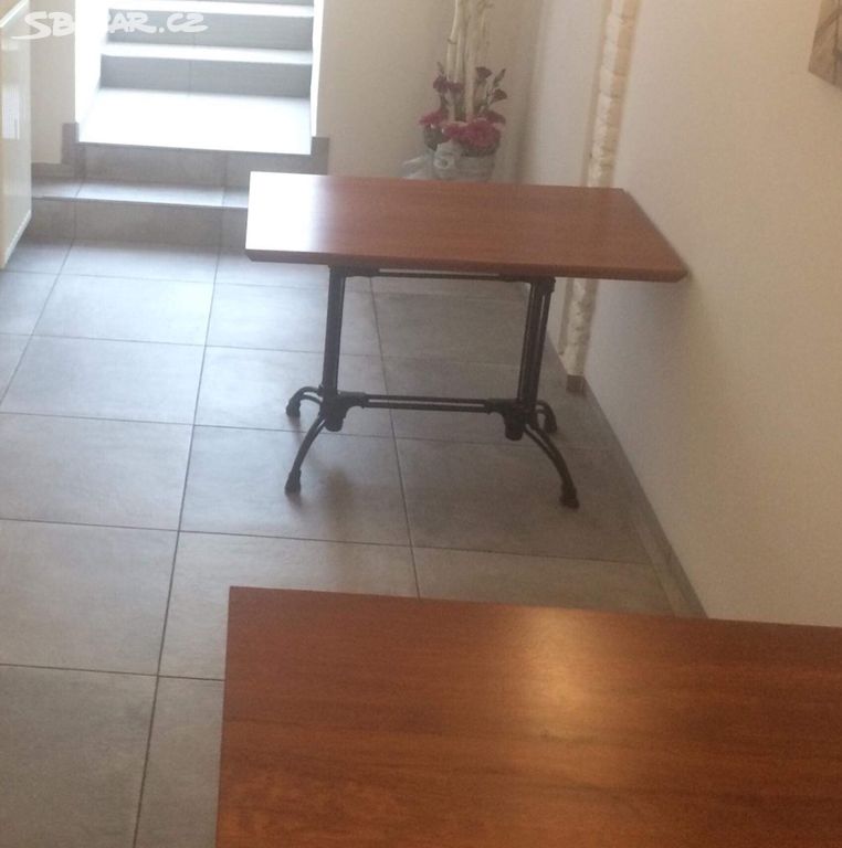 Stůl s dubovou deskou