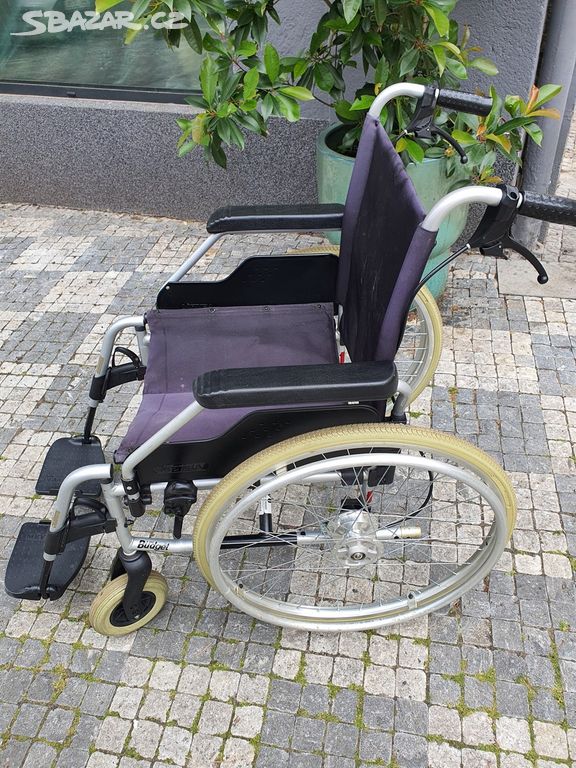 invalidní vozík Meyra, 4 brzdy, široký