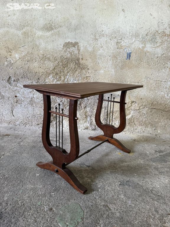 Dřevěná stolička (102065)