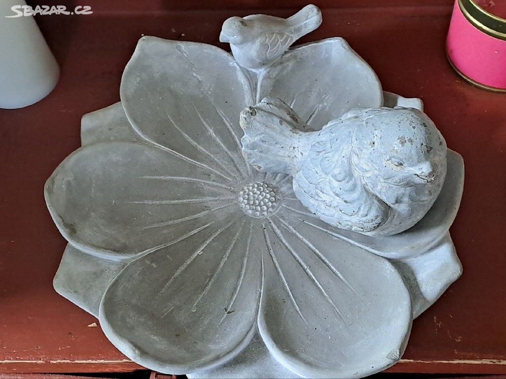 Ptačí koupelový květ s figurkami z ptačích kamenů