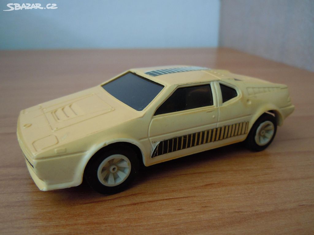 IGRA , natahovací autíčko , model BMW M 1 , retro.