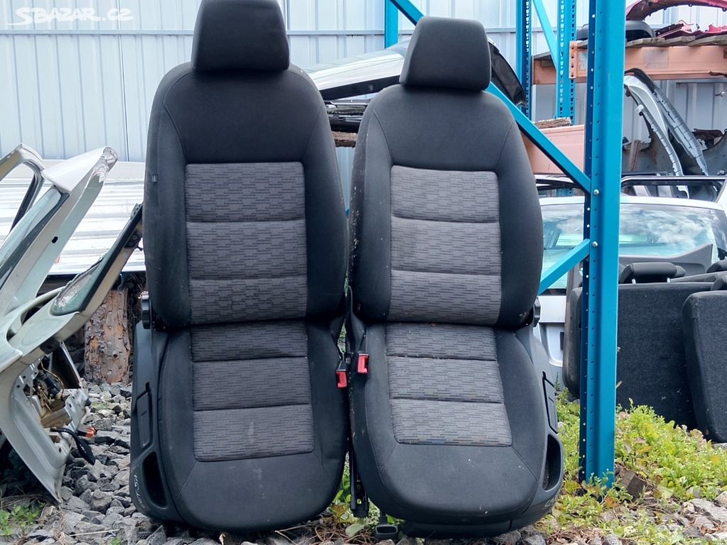 Škoda Octavia II přední látkové sedačky