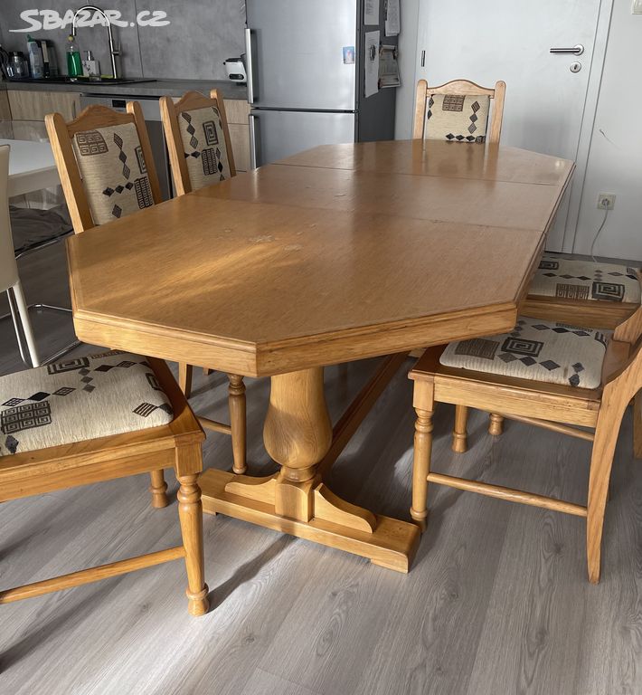Stůl z masivního dřeva se židlemi
