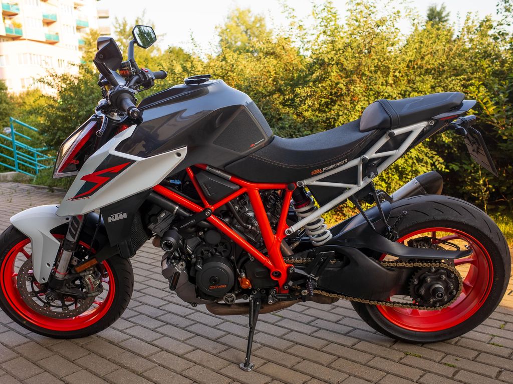 2018 KTM SuperDuke R, nová hlava motoru, Akrapovič