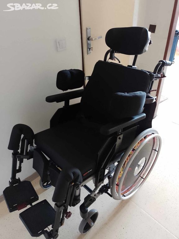Polohovací invalidní vozík