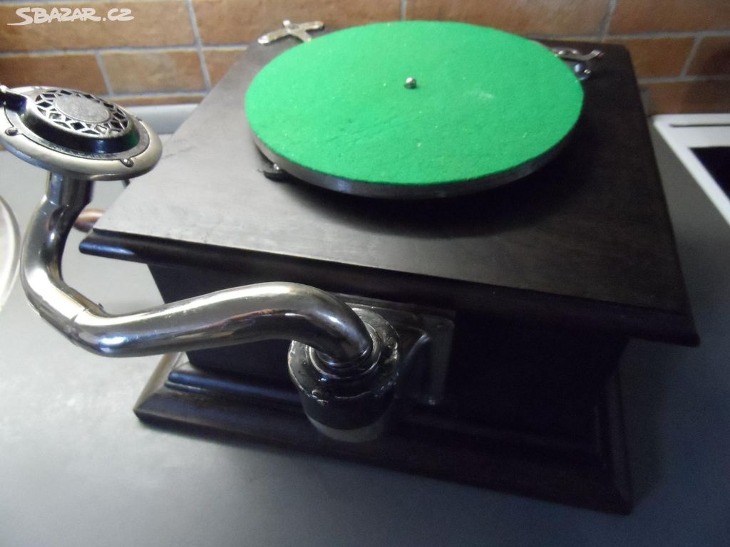 Starodávný gramofon na kliku - funkční