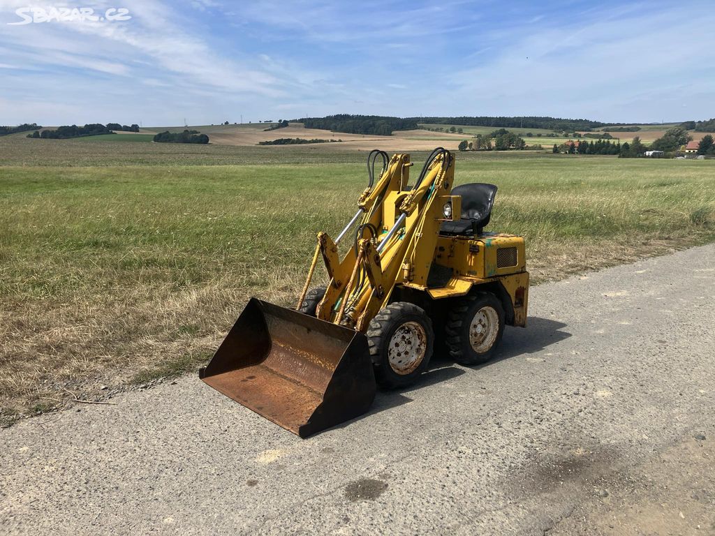 SMYKOVÝ NAKLADAČ KOMATSU SK04