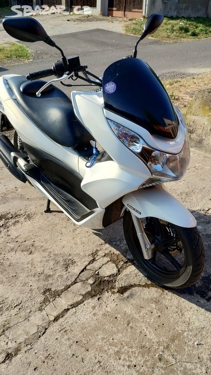 Skutr 2011 Honda pcx 125 .najeto okolo 23tis.km