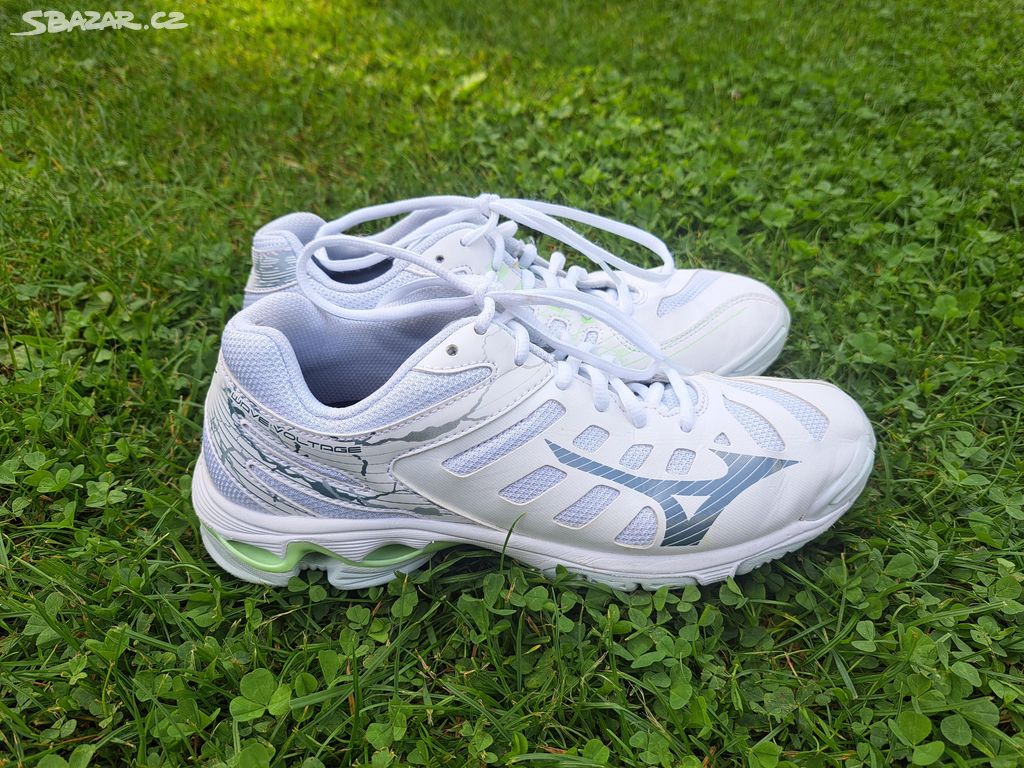 Sálovky zn. Mizuno wave voltage, vel. 40