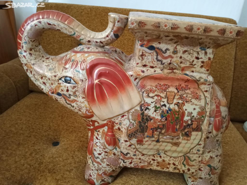 porcelánový slon, ručně malovaný čínskými motivy