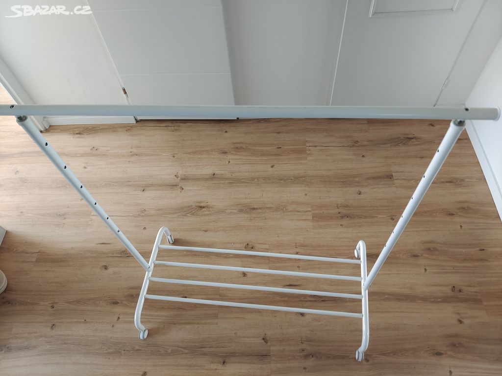 šatní stojan na kolečkách Rigga (Ikea)