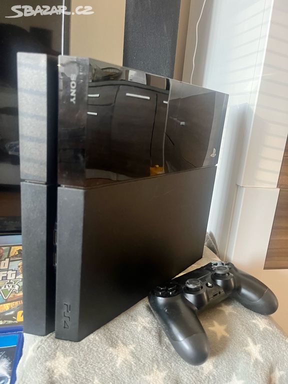 Playstation4 plus 2 ovladače a hry