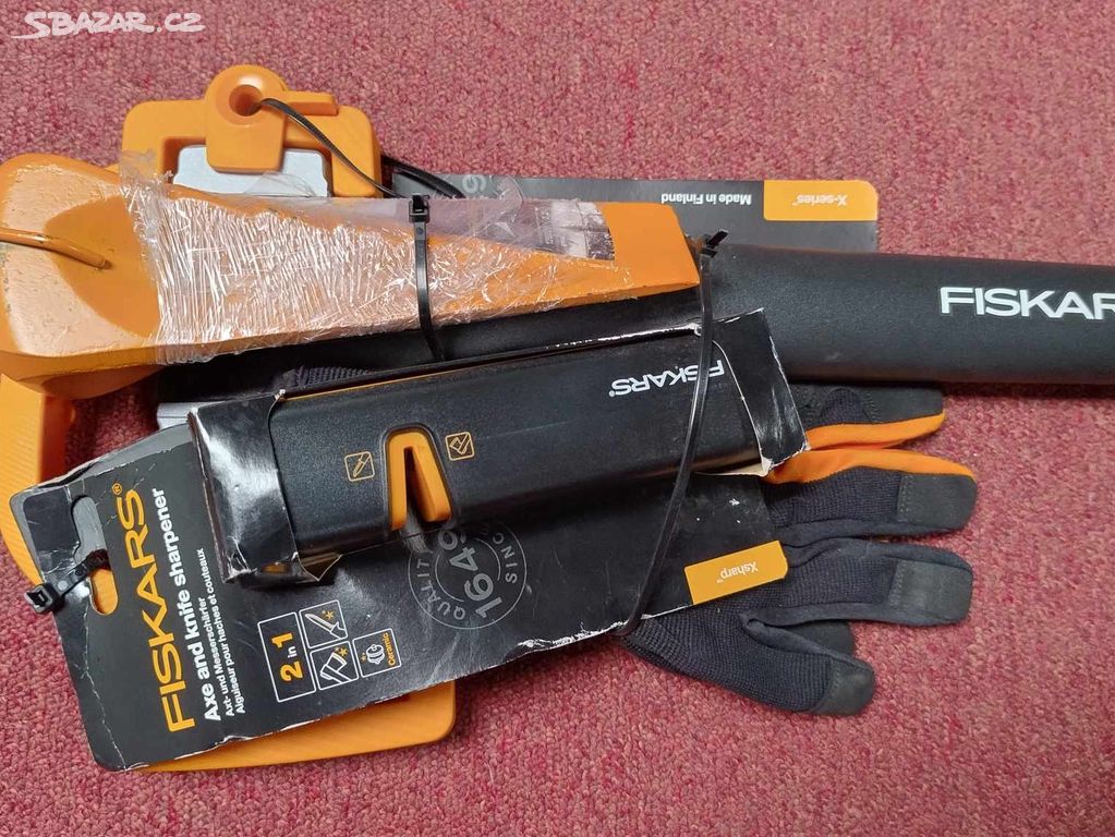 Fiskars sekera x25 + klin,rukavice,ostric