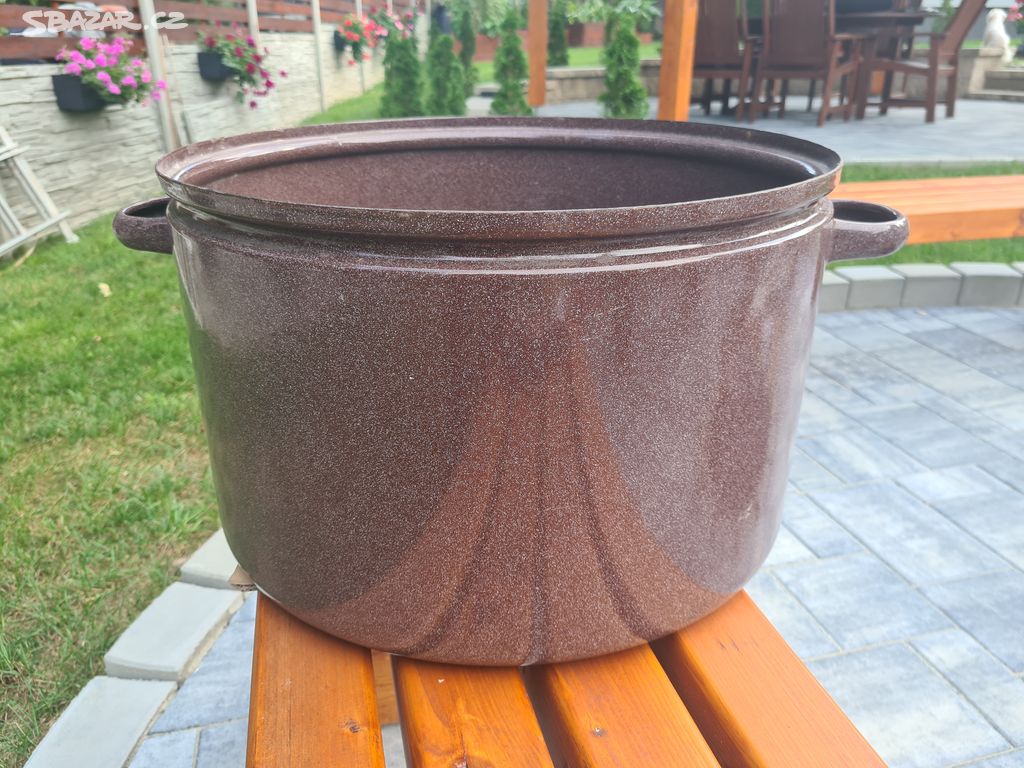 Prodám velký smaltovaný hrnec vysoký 30 cm, šířka