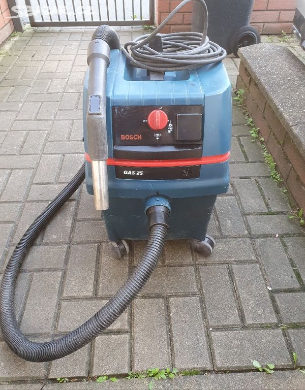 Bosch GAS25L, průmyslový vysavač s oklepem.