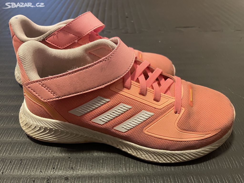 Dívčí sportovní boty adidas málo nošené