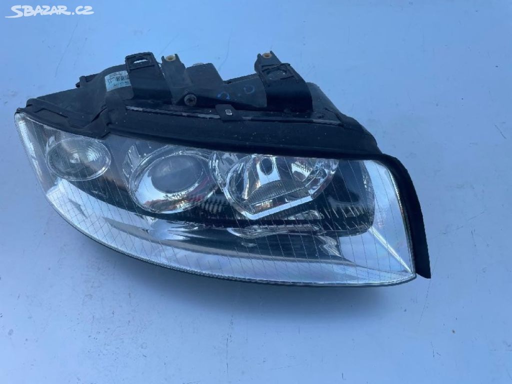 Audi A4 B6 pravá přední lampa