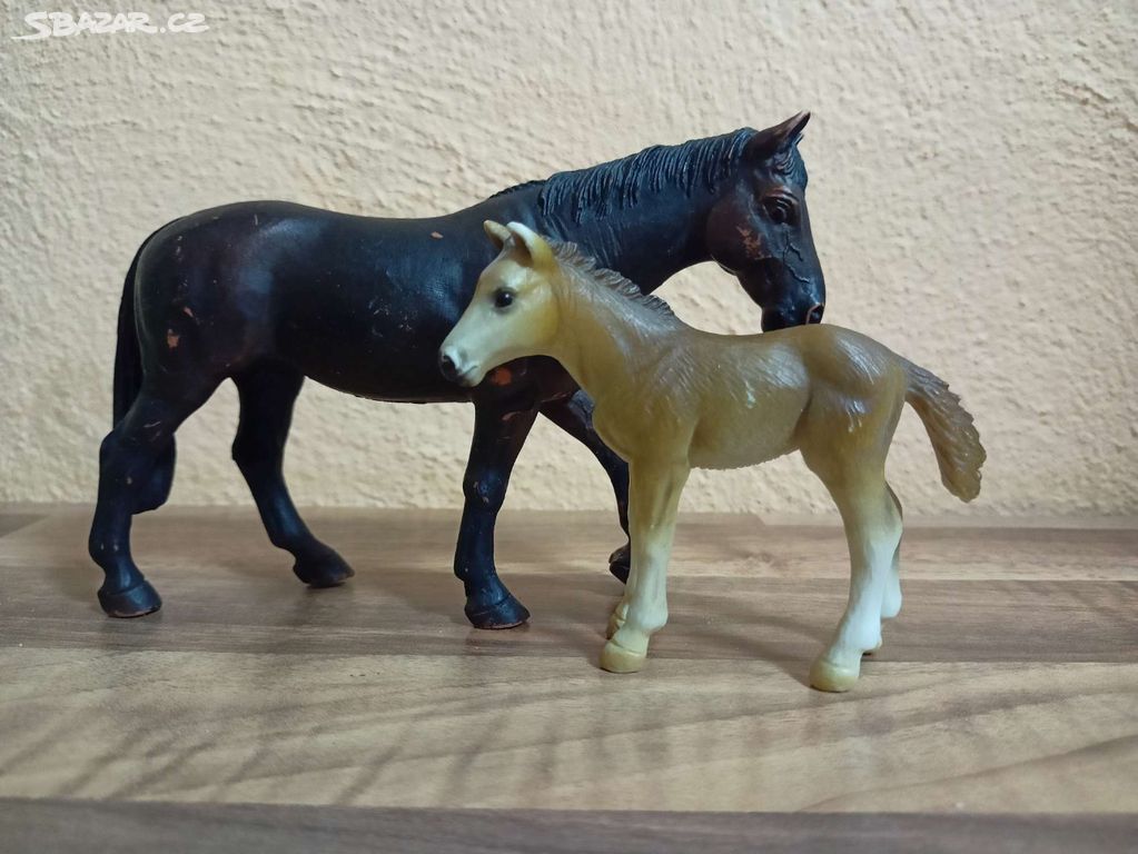 Schleich holštýnská klisna a hříbě