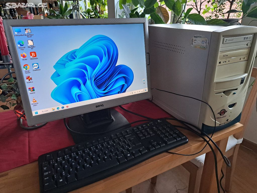 Stolní PC včetně klávesnice a monitoru