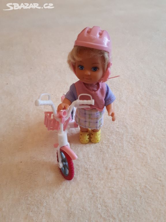Malá panenka Evička s jízdním kolem