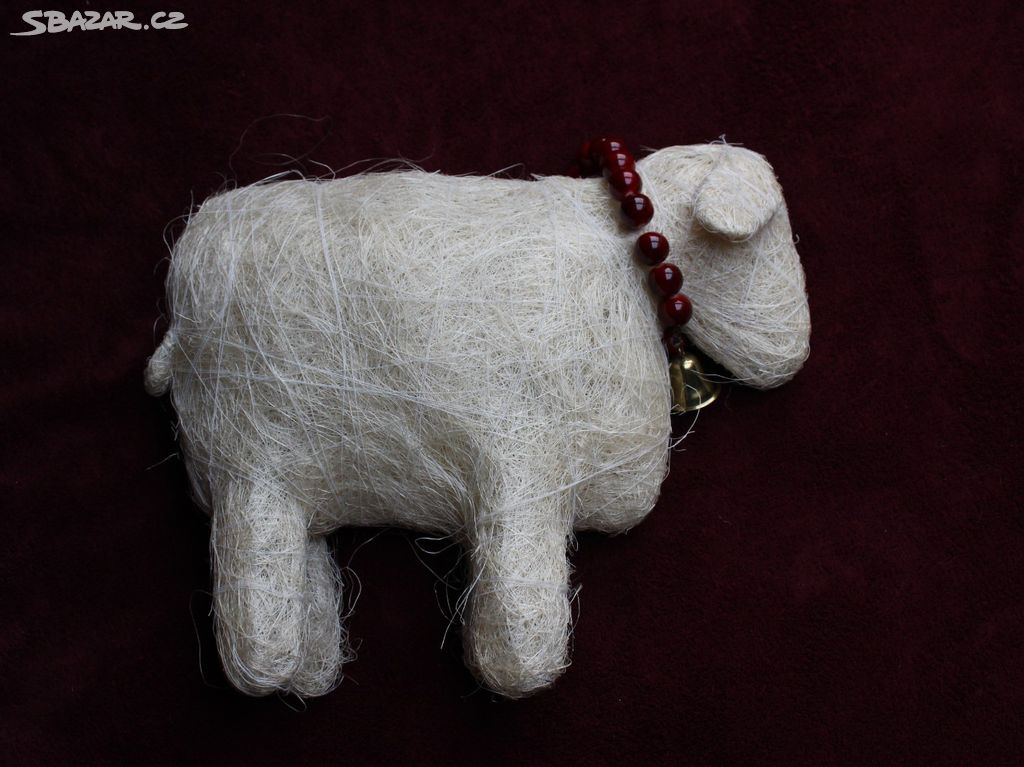 Ovečka ovce sisal se zvonečkem Velikonoce