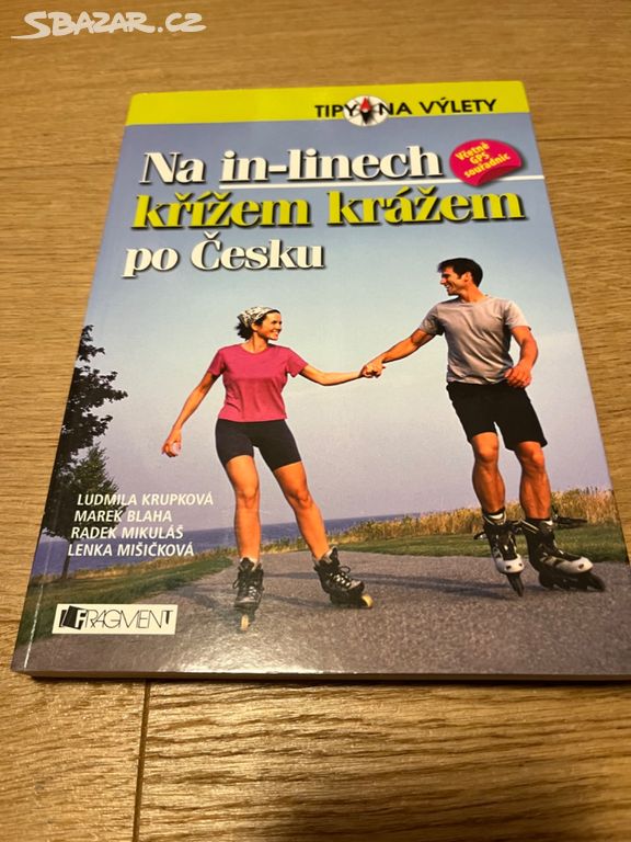 Kniha na in-linech křížem krážem po Česku.