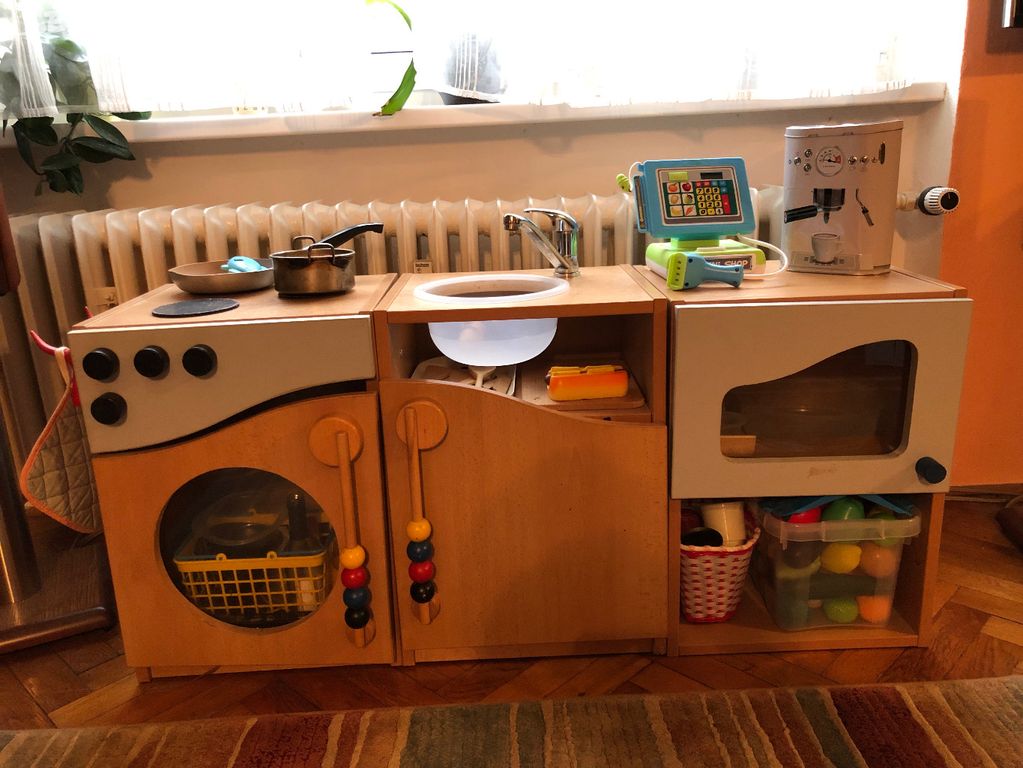 Dřevěná dětská kuchyňka + spousta příslušenství