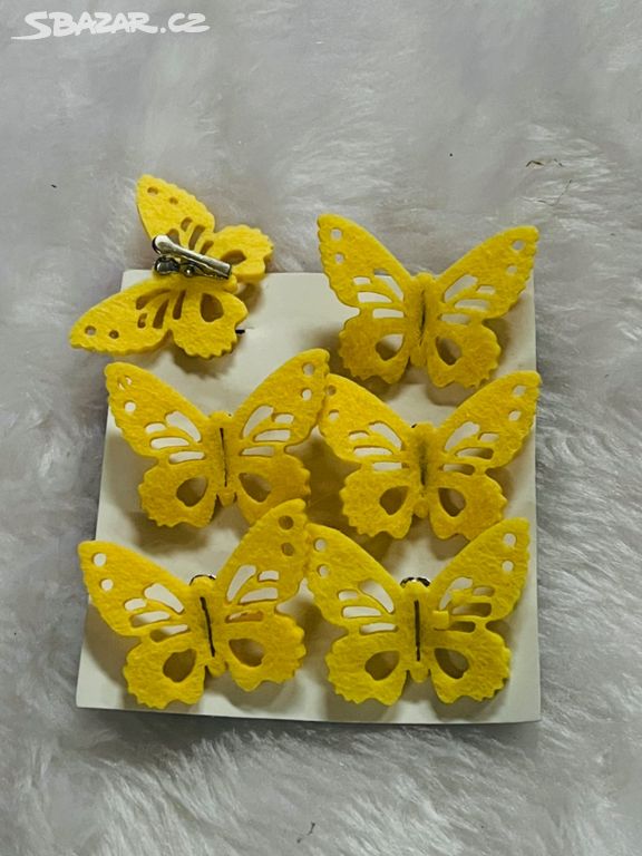 Dekorace - žlutý motýl se skřipcem