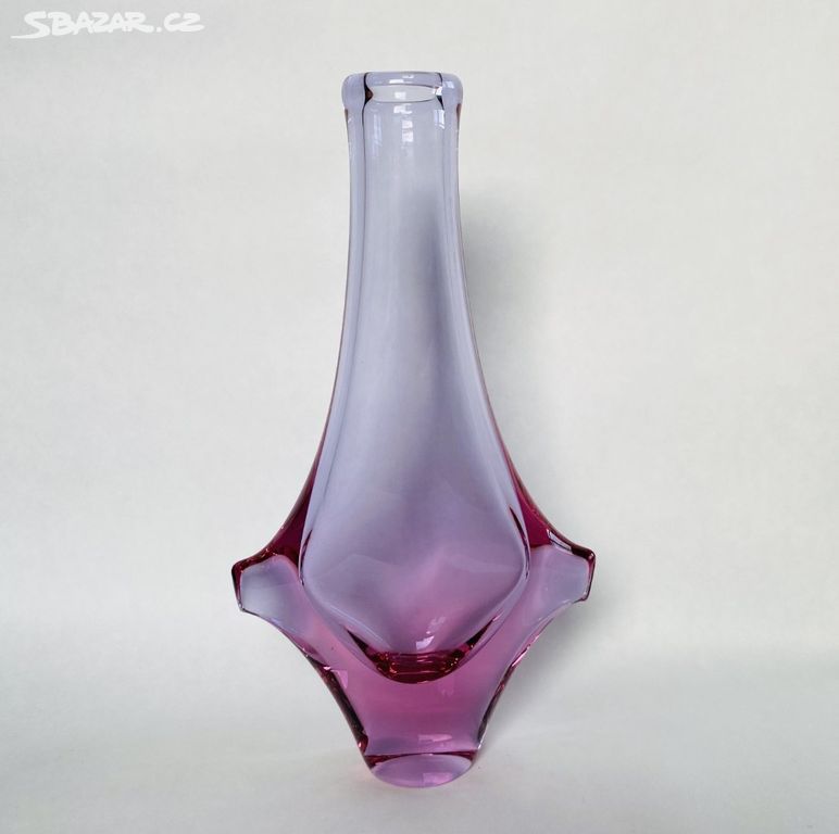 Miloslav Klinger Úzká váza, alexandritové sklo